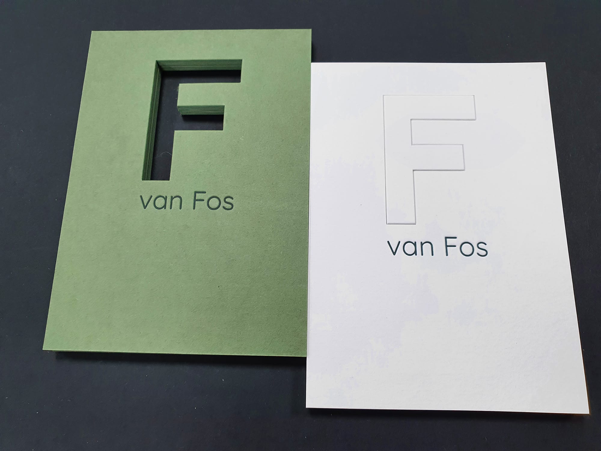 Colorplan geboortekaarten met kleurbedrukking en gestanste letters